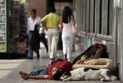 En la imagen, un indigente duerme frente a la Plaza de Mayo en Buenos Aires (Argentina). EFE/Archivo