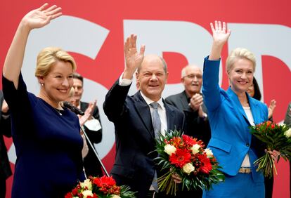 Desde la izquierda, la candidatas del SPD a la alcaldía de Berlín, Franziska Giffey; Olaf Scholz , candidato a la cancillería; y Manuela Schwesig, gobernadora del Estado de Mecklenburgo-Pomerania occidental.