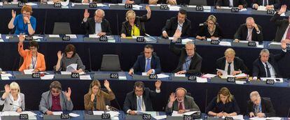 Miembros del Parlamento Europeo votan en una sesi&oacute;n de esta semana en Estrasburgo.