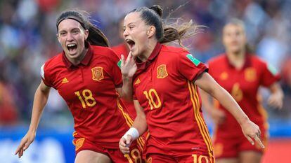 Claudia Pina celebra el segundo gol de España junto a Eva Navarro.