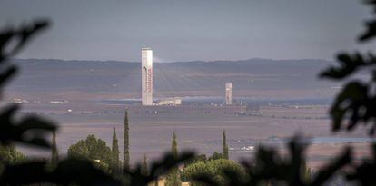 Una de las torres de la plataforma solar Solúcar, propiedad de Abengoa, en Sanlúcar la Mayor (Sevilla). EFE
