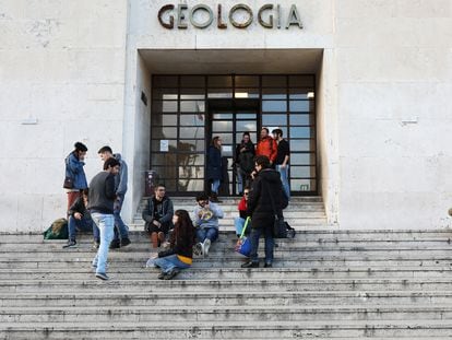 Estudiantes ante la puerta de la facultad de Geología de la Universidad de La Sapienza, en Roma.