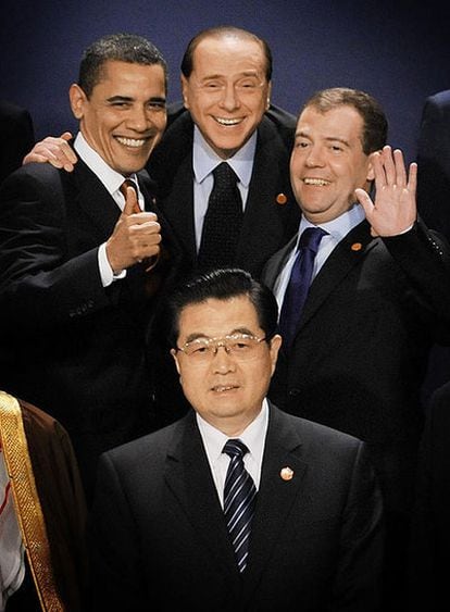 De izquierda a derecha, Barack Obama, Silvio Berlusconi y Dmitri Medvédev saludan en la fotografía de jefes de Gobierno de la cumbre de Londres. En primer plano, el presidente chino, Hu Jintao.
