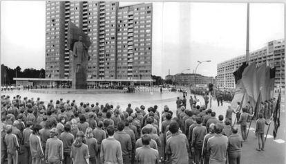 La estatua gigante de 19 metros de Lenin preside la protesta organizada contra la guerra de Vietnam en Berl&iacute;n en 1972. 