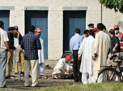 Miembros de los servicios de seguridad paquistaníes intentan identificar a una de las víctimas del atentado registrado en la ciudad de Wah.