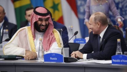 Bin Salmán bromea con Putin, en una cumbre del G20 en 2018.