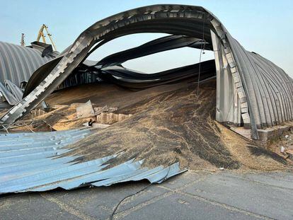 Un almacén de grano destruido por un ataque ruso en el puerto del Danubio, en el suroeste de Ucrania, cerca de la frontera con Rumania, el pasado 16 de agosto.