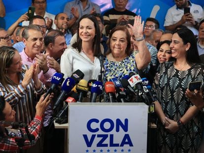 María Corina Machado junto a la doctora Corina Yoris al anunciar la candidatura de esta por el movimiento de oposición Vente Venezuela, este viernes 22 de marzo de 2024 en Caracas.