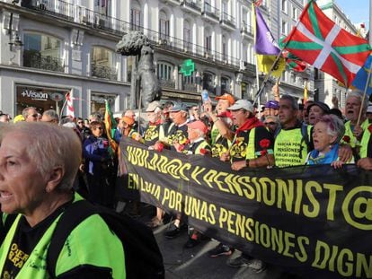La columna de pensionistas procedente de Bilbao entra en la Puerta del Sol por la Calle Alcalá
 