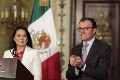 Luis Videgaray, entonces secretario de Hacienda y Crédito Público, anuncia a Alejandra del Moral como directora de BANSEFI, en febrero de 2015.