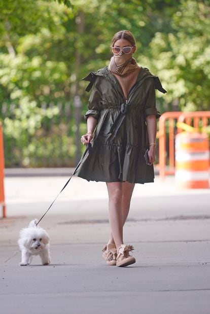 Olivia Palermo pasea a su perro en Nueva York.
