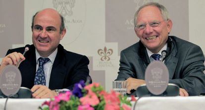 El ministro de Economía español (izquierda) y el ministro alemán de Finanzas.