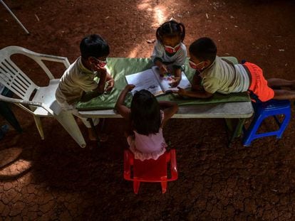 La clase de la maestra Graciela a niños indígenas emberá en Panamá