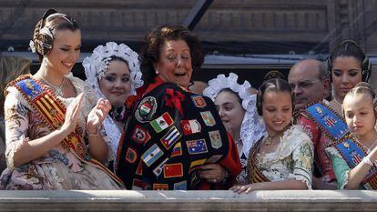 La alcaldesa de Valencia, Rita Barber&aacute;, luciendo capa de tuno junto a las principales falleras y &#039;bellees del foc&#039;.