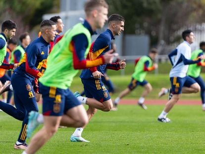 Los jugadores de la selección española en un entrenamiento en la Ciudad del Fútbol de Las Rozas, Madrid, este martes.