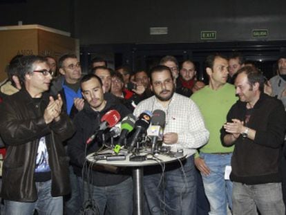 Representantes de los trabajadores explican el preacuerdo al que se hab&iacute;a llegado en la madrugada del s&aacute;bado.