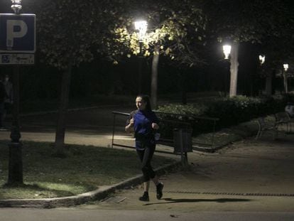 Una noia corre pel parc de la Ciutadella a Barcelona.