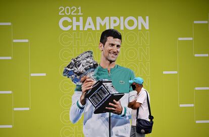 Un aficionado pasa por delante de la imagen de Djokovic en el primer día del Open de Australia en Melbourne.