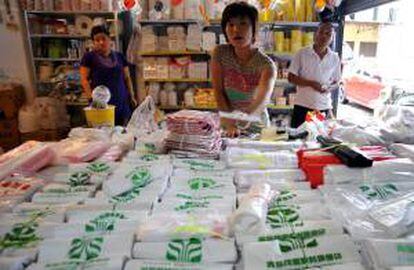Bolsas de plástico en una tienda de Qingdao (China). EFE/Archivo