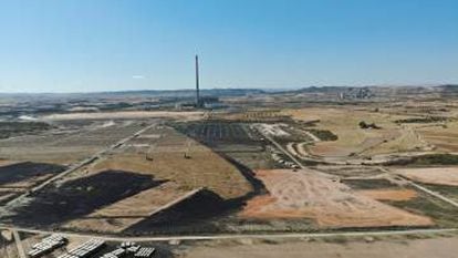 Vista aérea de los terrenos donde se levantarán las plantas solares con la central térmica de Andorra al fondo.
 