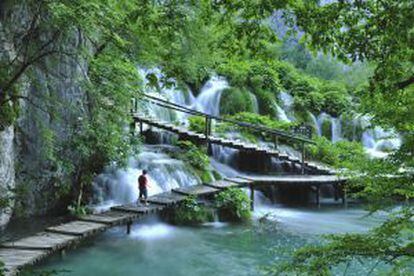 Cascadas en el parque nacional de Plitvice, en Croacia. 