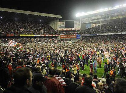 El público bilbaíno salta al campo de San Mamés para celebrar con su equipo el pase a la final de Copa