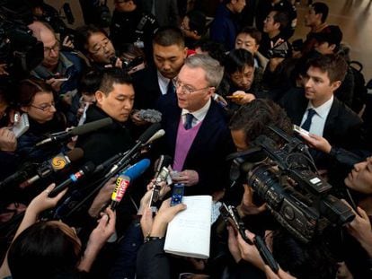 El presidente de Google, a su llegada a Pekín desde Pyongyang.