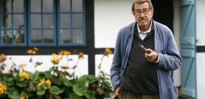 El escritor Günter Grass, uno de los firmantes, en su casa de la isla danesa de Mon, en 2006.