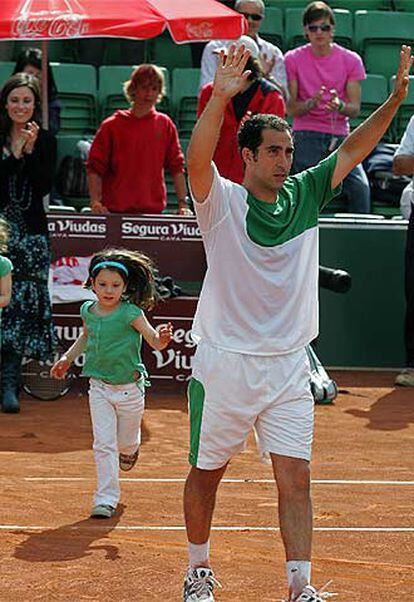 Costa, ante su su esposa y sus hijas, se despide del tenis el jueves.