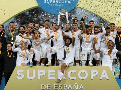 Los jugadores del Real Madrid, con Sergio Ramos levantando el trofeo, celebran la victoria del Madrid ante el Atlético por penaltis en la Supercopa de España.