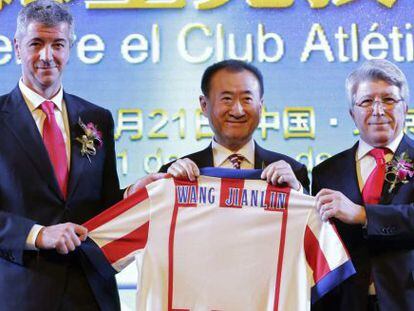 Wang Jianlin, con Enrique Cerezo y Miguel Ángel Gil en Pekín.