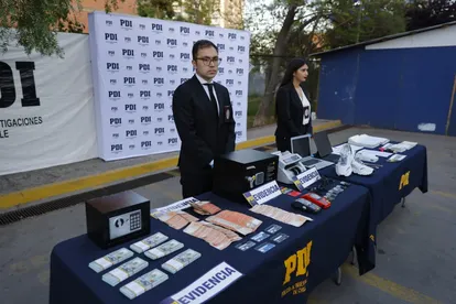 Elements of the Chilean investigative police. 