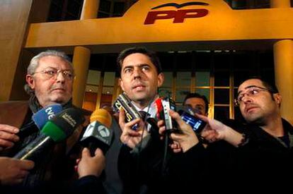 El presidente del Comité Electoral del PP valenciano, Pedro Agramunt (izquierda), y el vicepresidente del Consell Vicente Rambla responden a las preguntas de los periodistas tras la reunión.
