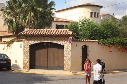 Vista de la puerta de acceso a la casa asaltada, en Montbri&oacute; del Camp.