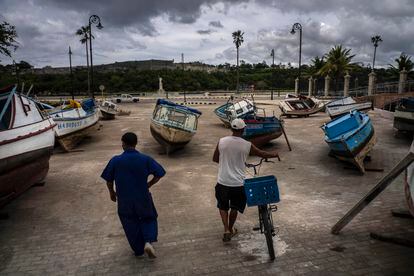 Pescadores inspeccionan sus embarcaciones luego de haber sido sacadas de la bahía para evitar daños por el paso de la tormenta tropical Elsa, en La Habana, Cuba, el lunes 5 de julio de 2021.