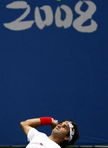 Federer, ayer durante un entrenamiento en Pekín.