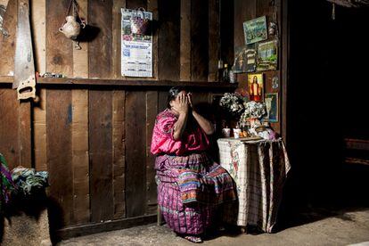 María Vicenta, tiene 64 años y vive en San Jorge de la Laguna. Durante los años del genocidio guatemalteco, ella y su familia se trasladaron a la Ciudad de Guatemala para huir de la limpieza étnica. Ahora es ciega y depende de los cuidados de su hija para comer y vivir en su casa.