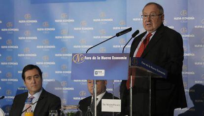 El presidente de la Cámara de Comercio de España, José Luis Bonet, durante su intervención este martes en Madrid en el Foro Nueva Economía, donde fue presentado por el presidente de CEOE, Antonio Garamendi.