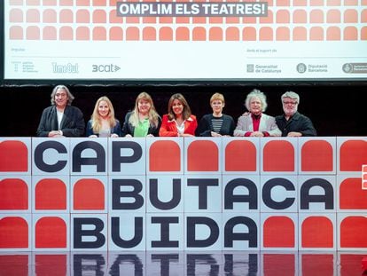 Los organizadores de la iniciativa 'Cap butaca buida" en la presentación en el Teatre Romea, este lunes.