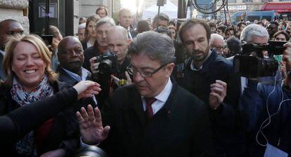 Jean Luc Mélenchon, este domingo en París rodeado por la prensa.