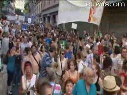 La jornada mundial de la juventud nos deja imágenes de la tensión vivida entre los convocantes de una manifestación en favor del estado laico y algunos peregrinos. De momento, todo ha quedado en buenas maneras pero el enfrentamiento entre peregrinos y manifestantes pero el enfrentamiento, esta vez verbal, ha resultado inevitable. La Jornada de la Juventud les ha servido como un eficaz altavoz para pedir justo lo contrario: Un estado laico que no financie a la Iglesia. Los organizadores, 102 plataformas laicas, ateas y agnósticas apoyadas por el 15M no lo han tenido fácil para llegar hasta aquí. Han tenido que luchar contra la Delegación del gobierno para mantener un recorrido que pasara por la Puerta del Sol.