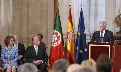 El ex presidente español Felipe González, durante su intervención en el acto por el 25º aniversario de la entrada en la UE, en el Palacio Real.