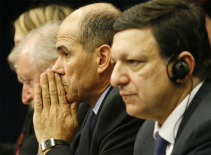 El presidente de la Comisión, Jose Manuel Durao Barroso (en primer plano) y el primer ministro esloveno Janez Jansa, durante la rueda de prensa tras la cumbre.