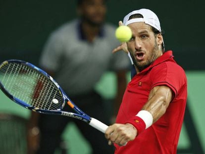 Feliciano devuelve la pelota de rev&eacute;s ante Ramanathan.