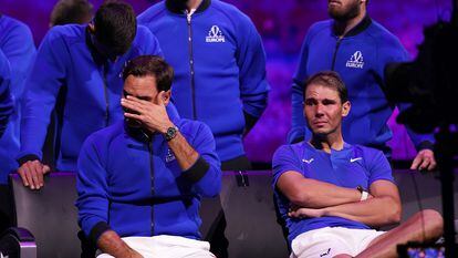 Roger Federer y Rafael Nadal, emocionados el día 23, cuando el suizo disputó en Londres el último partido de su carrera profesional.