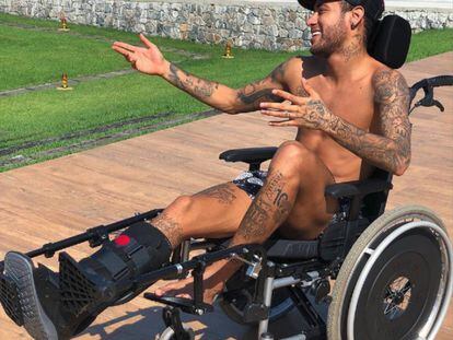 Neymar, convaleciente de su lesión.