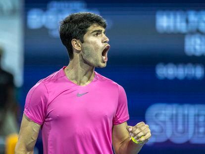 Carlos Alcaraz festeja su victoria del abierto de Miami ante el estadounidense Taylor Fritz en el estadio Hard Rock, este 30 de marzo.