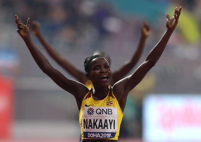 La atleta de Uganda Halimah Nakaayi celebra la victoria en la prueba de 800 metros, el 30 de septiembre.