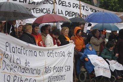 Un momento de la concentración celebrada ayer en la plaza de la Virgen de Valencia.