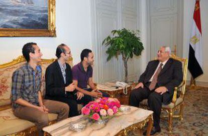 Los líderes de Tamarod se reúnen con el presidente interino de Egipto, Adli Mansur, el 6 de julio. Es una práctica común desde la deposición de Mohamed Morsi por los militares.